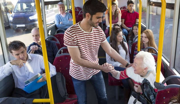 zasto-ne-bi-trebalo-da-ustajete-starijima-u-autobusu.jpg