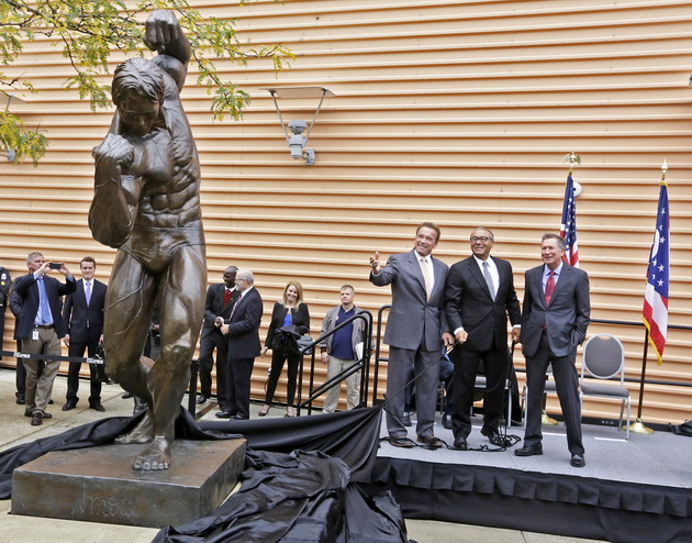 nista-ne-traje-vecno-arnold-svarceneger-spava-u-vreci-pored-svoje-bronzane-statue-3.jpg