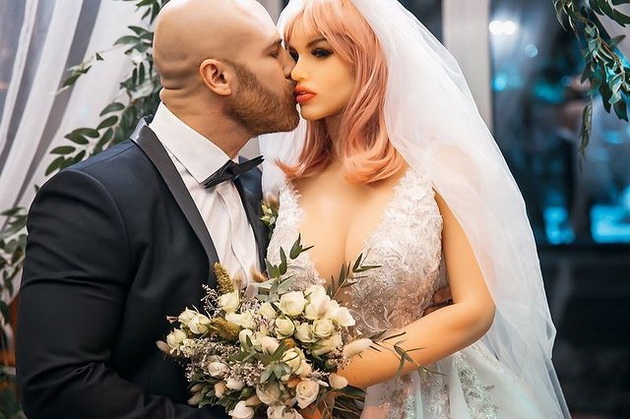bizarni-bodibilder-jurij-tolocko-na-medenom-mesecu-na-balkanu-sa-drugom-suprugom-seks-lutkom-foto-02.jpg