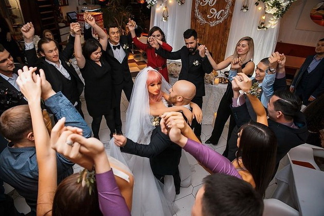 bizarni-bodibilder-jurij-tolocko-na-medenom-mesecu-na-balkanu-sa-drugom-suprugom-seks-lutkom-foto-03.jpg