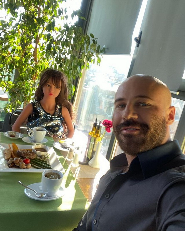 bizarni-bodibilder-jurij-tolocko-na-medenom-mesecu-na-balkanu-sa-drugom-suprugom-seks-lutkom-foto-05.jpg