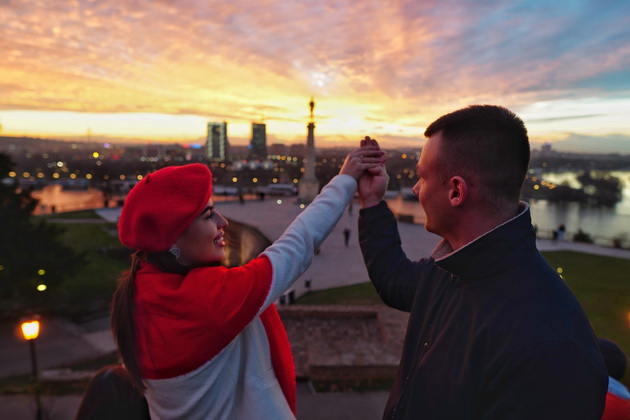 romanticna-prosidba-na-kalemegdanu-prsten-doleteo-dronom-foto-video-03.jpg