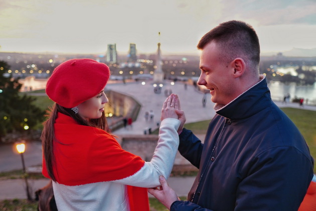 romanticna-prosidba-na-kalemegdanu-prsten-doleteo-dronom-foto-video-07.jpg