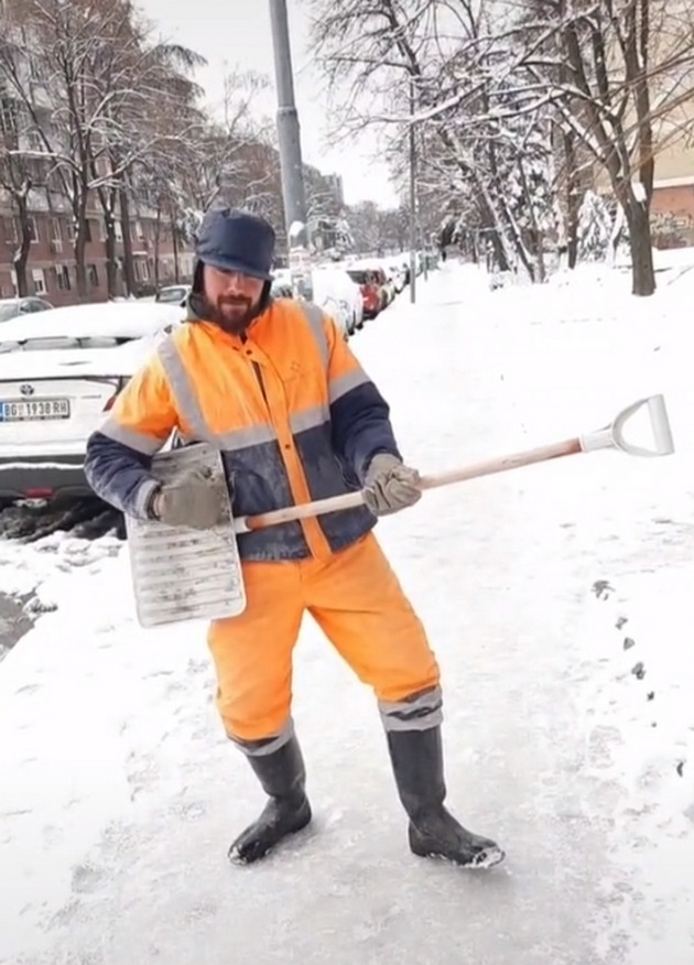 upoznajte-najzgodnijeg-cistaca-iz-srbije-ima-33-godine-i-ponosan-je-na-svoju-profesiju-video-03.jpg